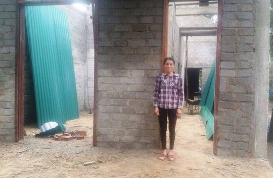 Căn nhà mới đang xây dựng kiên cố và khang trang của nhà chị Trương Thị Tình, ở Quảng Bình (ảnh Minh Tuấn)