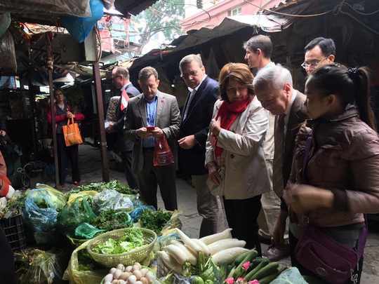 Các Đại sứ châu Âu ghé một cửa hàng rau để mua sắm