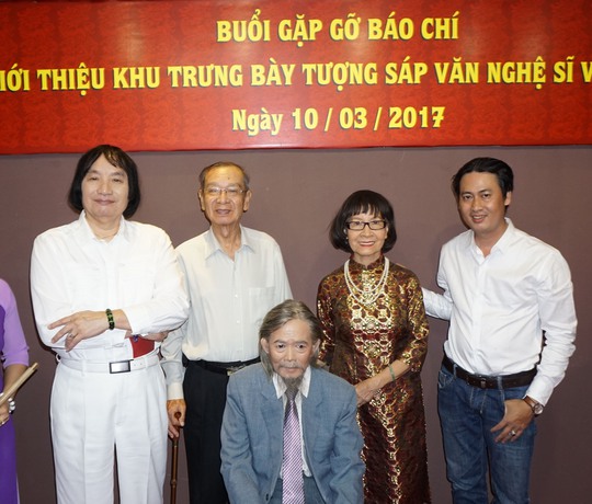 NSƯT Minh Vương, NSND Đinh Bằng Phi, nhà giáo ưu tú Phạm Thúy Hoan và nghệ nhân Thái Ngọc Bình bên bức tượng của NSND Huỳnh Nga