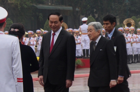 
Chủ tịch nước giới thiệu với Nhà vua những thành viên trong đoàn Việt Nam
