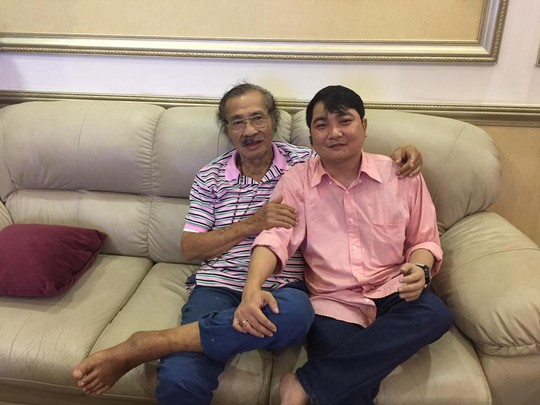 Ca sĩ Nhật Linh với cánh tay giả, đến thăm NSND Lý Huỳnh