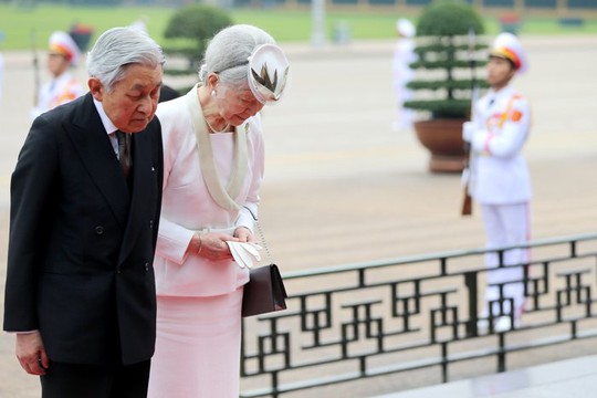 Nhà vua và Hoàng hậu Nhật Bản viếng Lăng Chủ tịch Hồ Chí Minh