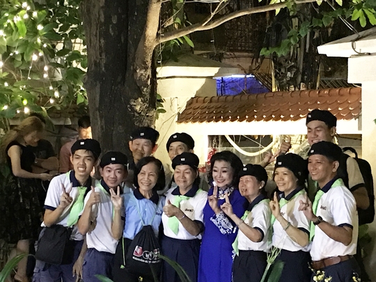 NSND Kim Cương và các thành viên đội văn nghệ khiếm thính