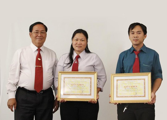 
Ông Tạ Long Hỷ , Phó Tổng giám đốc Thường trực kiêm Giám đốc Vinasun, trao giấy khen cho 2 lái xe đã đạt thành tích xuất sắc trong năm 2016.
