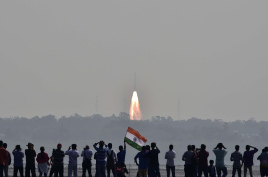 Người dân Ấn Độ quan sát vụ phóng 104 vệ tinh vào vũ trụ hôm 15-2 Ảnh: REUTERS