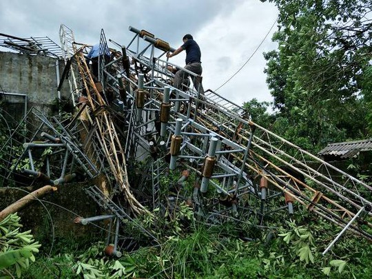 Cột ăng-ten truyền thanh, truyền hình Hương Khê bị bão đánh đổ sập - Ảnh 1.