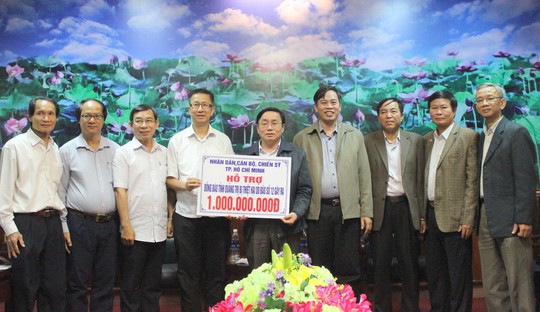 Đoàn công tác TP HCM hỗ trợ 3 tỉ đồng cho 3 tỉnh miền Trung - Ảnh 1.