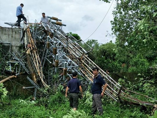 Cột ăng-ten truyền thanh, truyền hình Hương Khê bị bão đánh đổ sập - Ảnh 2.
