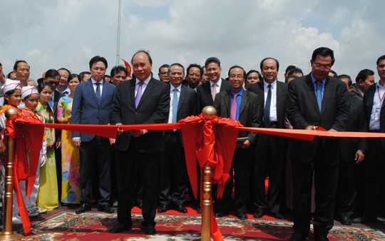 Thủ tướng Nguyễn Xuân Phúc cùng Thủ tướng Hun Sen cắt băng khánh thành cầu Long Bình - Chrey Thom sáng 24-4 Ảnh: THỐT NỐT