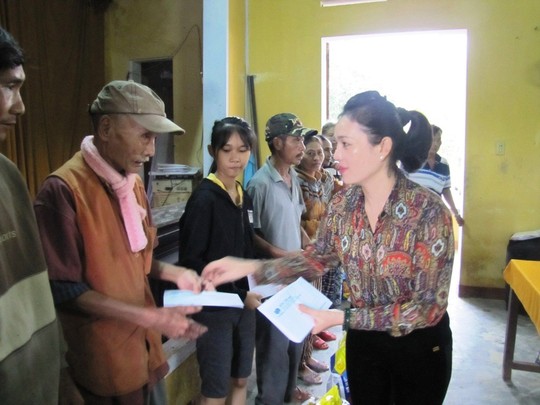 Đồng hương Quảng Nam tại TP HCM trao thêm 200 suất quà cho người dân vùng lũ - Ảnh 2.