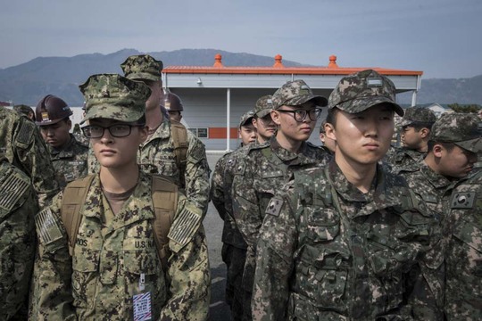 Binh sĩ Mỹ và Hàn Quốc tham gia tập trận chung tại Jinhae hôm 13-3 Ảnh: Hải quân Mỹ