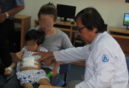 Một bệnh nhi mắc chứng nghiện ăn tóc dẫn đến phải phẫu thuật loại bỏ búi tóc lớn trong dạ dày tại BV Nhi Đồng 1 - ảnh: ANH THƯ