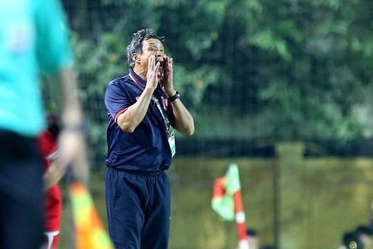 HLV Mai Đức Chung chỉ đạo trong trận Việt Nam thắng Myanmar 2-0Ảnh: Hải Anh