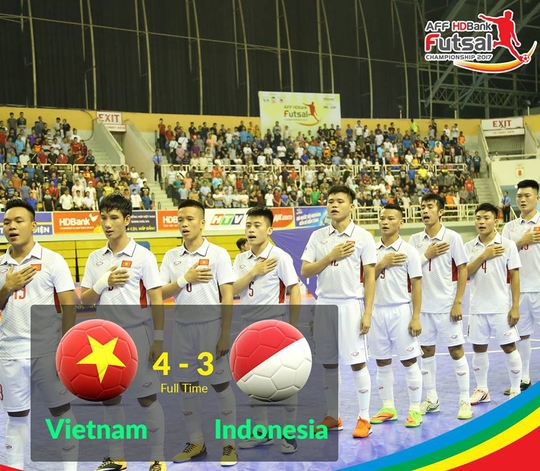 Clip futsal Việt Nam ngược dòng nghẹt thở hạ Indonesia - Ảnh 2.