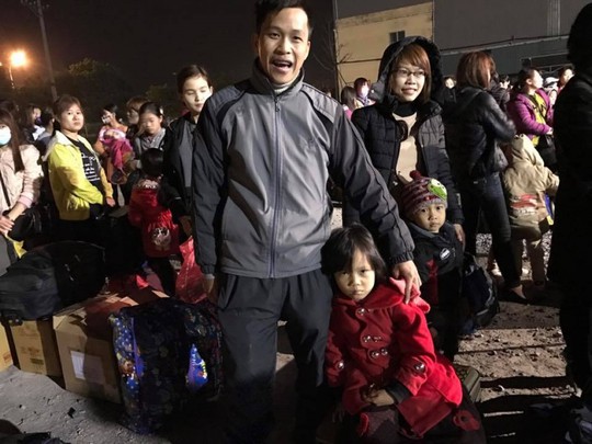 Anh Lã Văn Hành, nhân viên công ty Asahi Denso Nhật Bản cùng gia đình phấn khởi ra xe để chuẩn bị về quê nhà Hà Tĩnh đón Tết