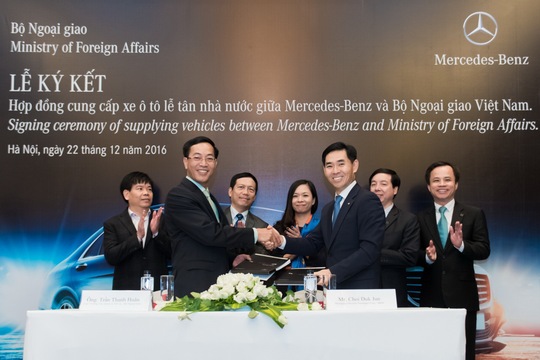 
Lễ ký kết hợp đồng giữa ông Trần Thanh Huân, Cục Trưởng Cục Quản trị Tài vụ - Bộ Ngoại giao (hàng trên, bên trái) và ông Choi Duk Jun, Giám đốc Điều hành khối xe Du lịch Mercedes-Benz tại Việt Nam
