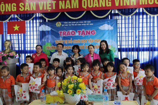 
Lãnh đạo Tổng LĐLĐ Việt Nam và LĐLĐ TP HCM trao quà cho con công nhân Trường Mầm non KCX Tân Thuận
