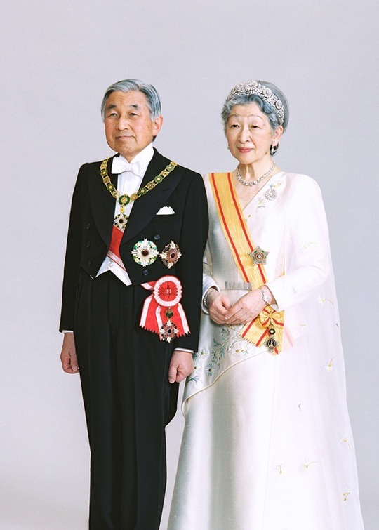 
Nhà vua Akihito và Hoàng hậu Michiko trong bộ lễ phục - Ảnh: Cơ quan Nội chính Hoàng gia Nhật Bản
