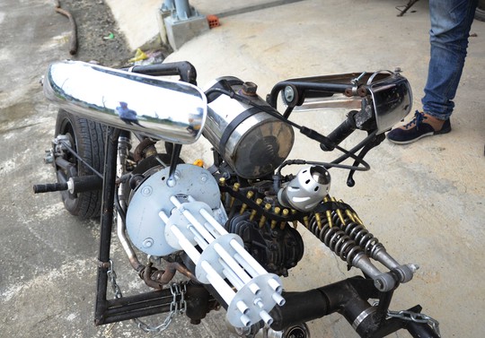 
Phần khung máy của siêu mô tô có gắn cả mô hình súng đại liên và băng đạn
