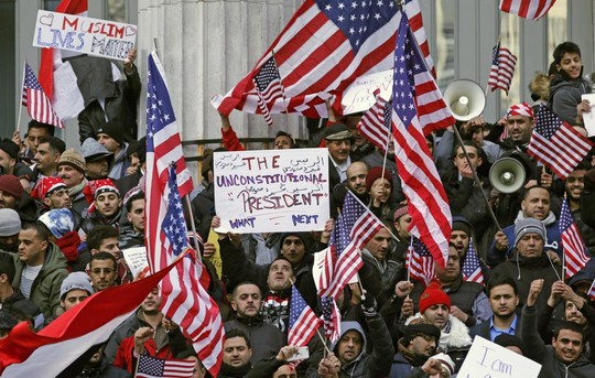 Sắc lệnh cấm nhập cư của ông Trump gây ra tình trạng hỗn loạn, hoang mang và giận dữ trên khắp nước Mỹ. Ảnh: AP
