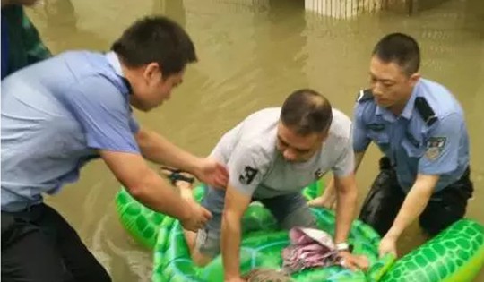 Trung Quốc: Cảnh sát dùng phao đồ chơi cứu dân thoát lũ - Ảnh 2.