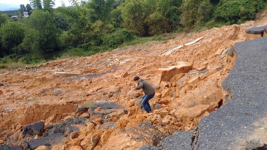 Công trình chống sạt lở bị… sạt lở - Ảnh 1.