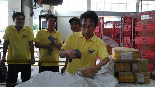 Bưu điện chạy đua “giao hàng nhanh” - Ảnh 2. Bưu điện chạy đua “giao hàng nhanh” - Ảnh 2.