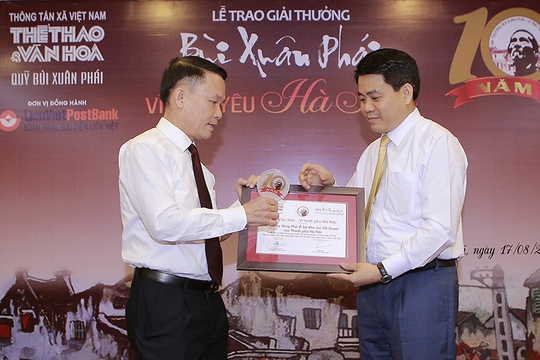 Chủ tịch Hà Nội Nguyễn Đức Chung nhận giải Bùi Xuân Phái nhờ phố đi bộ Hồ Gươm - Ảnh 1.