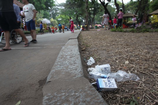 
Những nơi công cộng như công viên, người dân vẫn vô tư bỏ lại rác sau khi ngồi ăn uống dù có rất nhiều công nhân dọn vệ sinh luôn túc trực nhưng vẫn không thể kiểm soát nổi.
