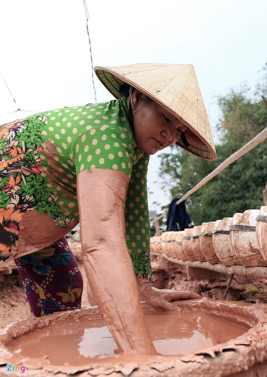 Từ đất sét, thạch cao, những người thợ ở lò gốm cho ra các dòng sản phẩm heo đất, gà vàng.