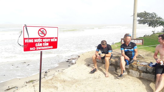 Chùm ảnh: Bờ biển Cửa Đại tan hoang hơn 2 km - Ảnh 11.