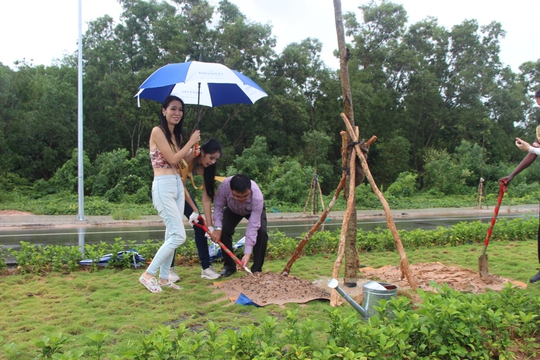 Hoa hậu Hòa bình Thế giới tham gia trồng cây ở Phú Quốc - Ảnh 3.