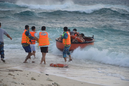 Trường Sa giúp hàng trăm ngư dân chống bão số 16 - Ảnh 5.