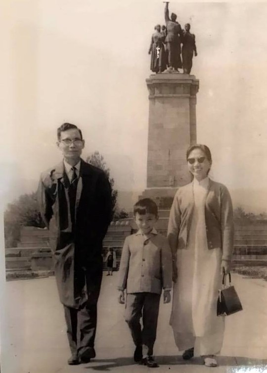 
Đại sứ Phạm Sanh Châu và cha mẹ
