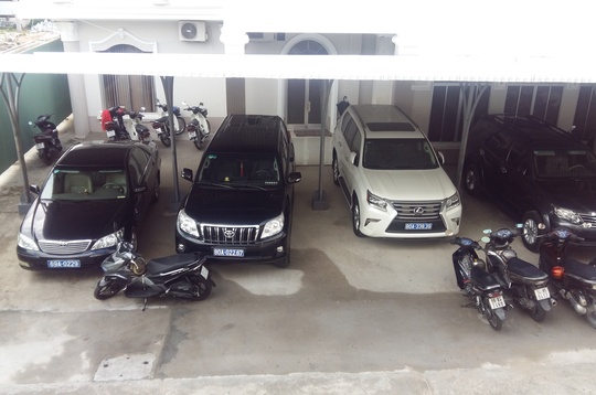 Chiếc Lexus màu trắng đậu tại nhà xe UBND tỉnh Cà Mau, bên cạnh là một xe khác cũng mang biển số xanh 80A