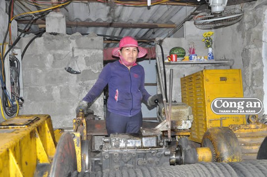 Người tranh hết việc của đàn ông... - Ảnh 1.