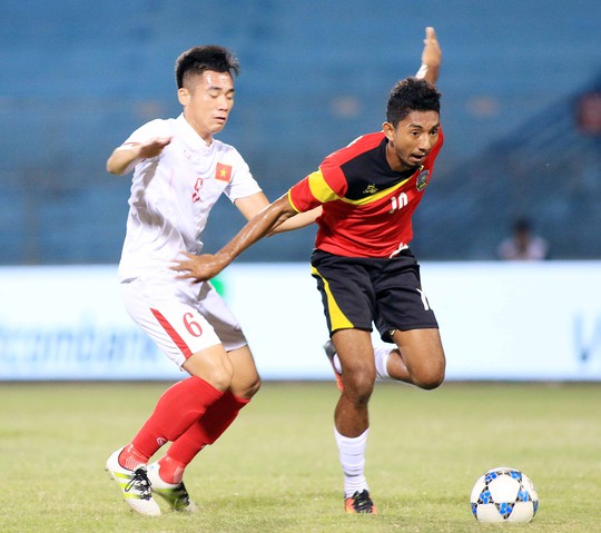 Tuyển thủ U19 Việt Nam Bùi Tiến Dụng (6) được Than Quảng Ninh đăng ký trong thành phần dự V-League 2017 Ảnh: HẢI ANH