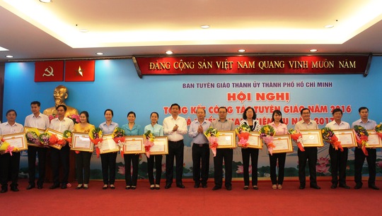 
Bí thư Thành ủy TP HCM Đinh La Thăng trao bằng khen cho các tập thể, cá nhân tiêu biểu trong công tác tuyên giáo
