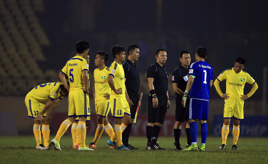 Trọng tài Nguyễn Trung Kiên B bị treo còi 1 trận vì mắc sai sót ở trận SLNA thua Quảng Nam 2-4.Ảnh: Hải Anh