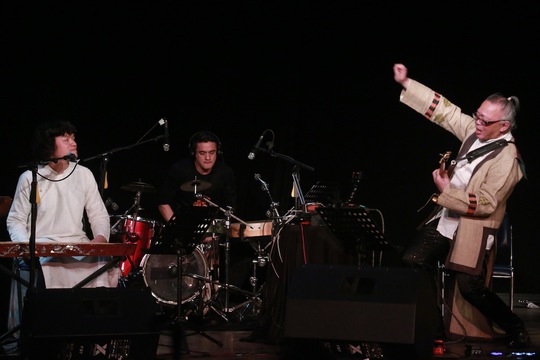 
Nghệ sĩ Nguyên Lê chơi guitar; Ngô Hồng Quang chơi đàn bầu, đàn tính trong chương trình biểu diễn tối 1-3 tại TP HCM
