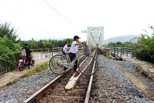 Học sinh băng qua đường sắt ở xã Vĩnh Ngọc, TP Nha Trang, tỉnh Khánh HòaẢnh: Kỳ Nam