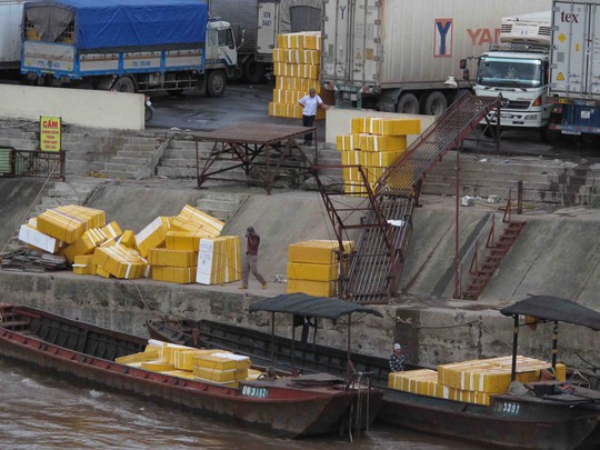 Hoạt động xuất khẩu hàng hóa sang Trung Quốc qua đường thủy ở Móng Cái luôn diễn ra tấp nập Ảnh: Trọng Đức