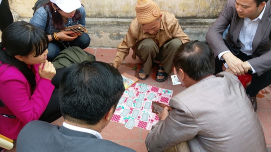 Cảnh bói bài mê tín dị đoan diễn ra ngay tại một ngôi chùa ở tỉnh Nam Định trong sáng mùng 8 TếtẢnh: Ngọc Dung