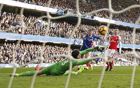 
Siêu phẩm của Hazard đầu hiệp 2 dập tắt hy vọng có điểm của Arsenal tối 4-2 Ảnh: REUTERS
