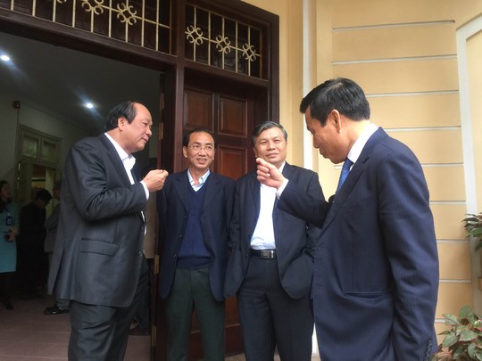 Bộ trưởng Mai Tiến Dũng (bìa trái) và Bộ trưởng Nguyễn Ngọc Thiện (bìa phải) trao đổi với nhau bên lề buổi làm việc ngày 14-2