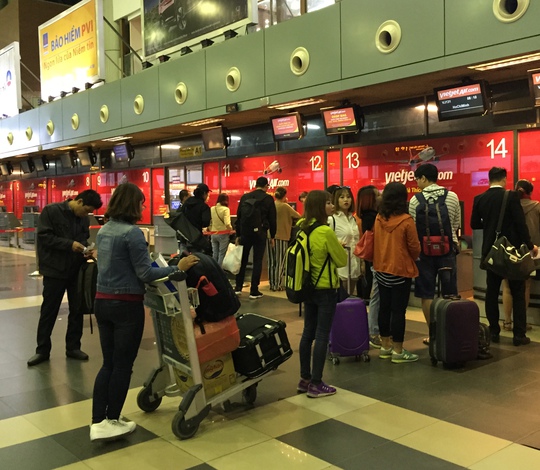 
Hành khách làm thủ tục tại sân bay quốc tế Nội Bài Ảnh: Phương Anh
