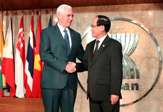 Tổng Thư ký ASEAN Lê Lương Minh tiếp Phó Tổng thống Mỹ Mike Pence tại thủ đô Jakarta - Indonesia hôm 20-4 Ảnh: REUTERS