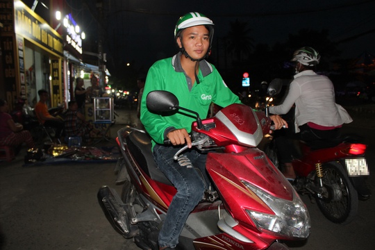 
Anh Phạm Chí Công chạy GrabBike kiếm thêm thu nhập
