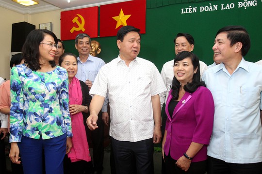 
Bí thư Thành ủy TP HCM Đinh La Thăng (giữa), Chủ tịch Tổng LĐLĐ Việt Nam Bùi Văn Cường (bìa phải), Phó Chủ tịch UBND TP HCM Nguyễn Thị Thu (bìa trái) trao đổi với lãnh đạo LĐLĐ TP HCM chiều 23-2Ảnh: HOÀNG TRIỀU
