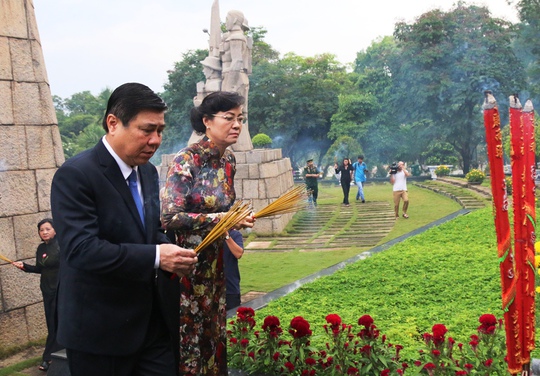 Chủ tịch HĐND TP Nguyễn Thị Quyết Tâm, Chủ tịch UBND TP Nguyễn Thành Phong thắp hương tưởng nhớ các liệt sĩ